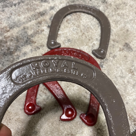 Horseshoes Royal st Pierre vintage throwing horseshoes red gray cast iron - Picture 5 of 5